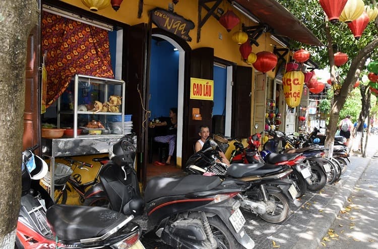 店の前に停車するバイクや自転車
