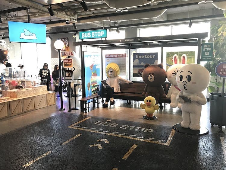キャラクターたちが待つ記念撮影場所
