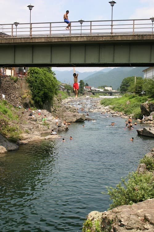 吉田川にかかる新橋からの飛び込み