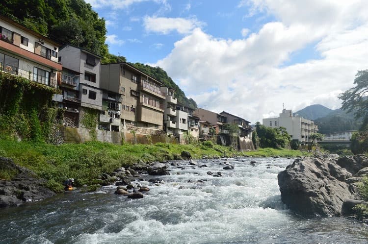 「宮が瀬こみち」から見える川にせり出して建っている家々