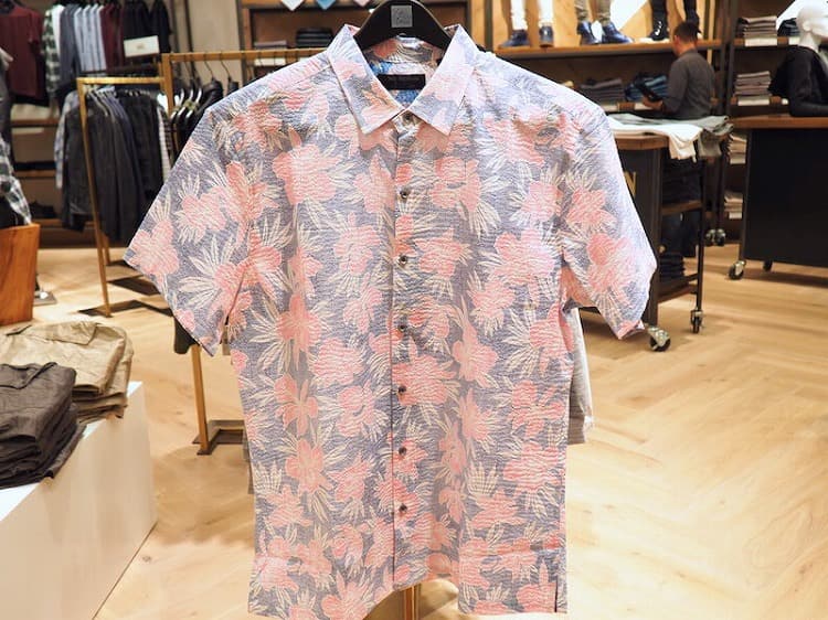 「トリ・リチャード」がデザインしたハワイ店限定発売のアロハシャツ