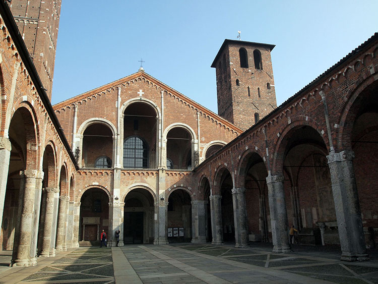 サンタンブロージョ教会（Basilica di Sant'Ambrogio）
