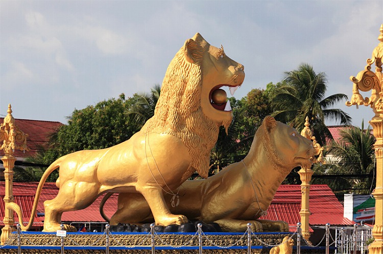 黄金色の夫婦ライオン像