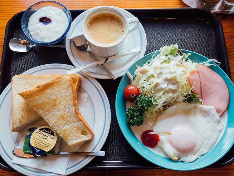 コーヒー付きの洋食