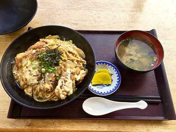 空港の食堂でかつ丼