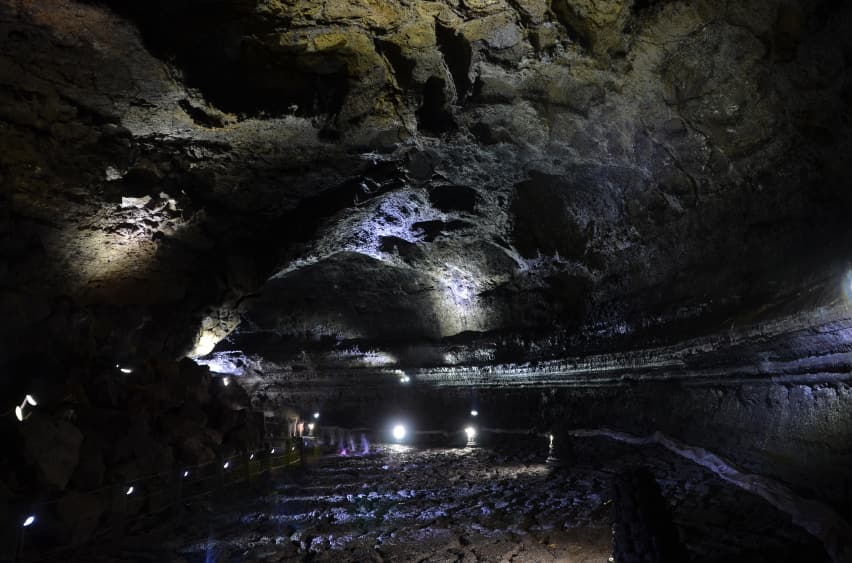 済州火山島と溶岩洞窟群