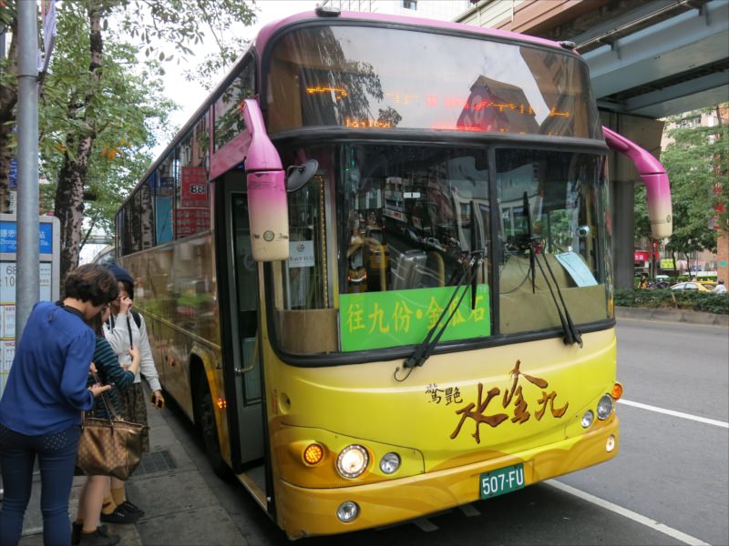 1062番の「金瓜石」行きのバス