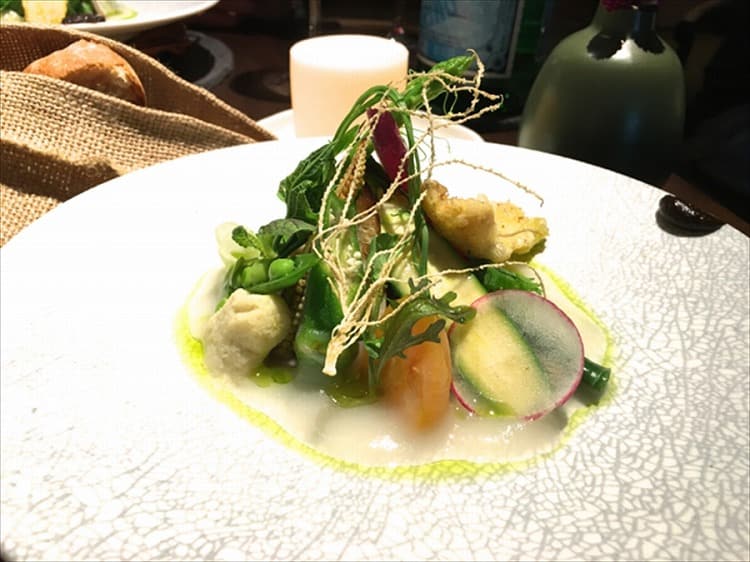 「RAW}のひと皿の野菜料理