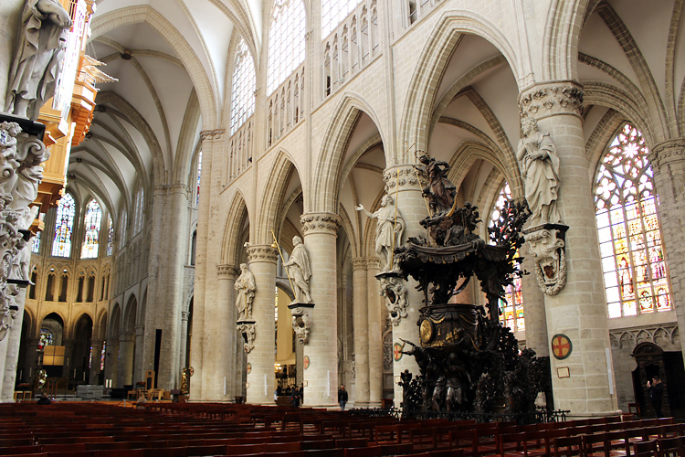 巨匠ジャン・ヘックが制作したステンドグラスと、ゴシック様式の大聖堂内