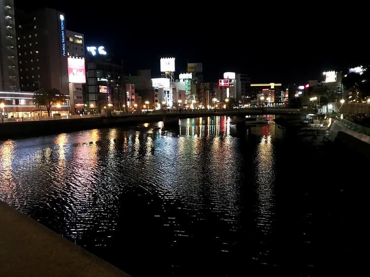 川沿いに並ぶ屋台