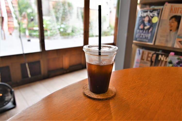 カフェで提供されるコーヒー