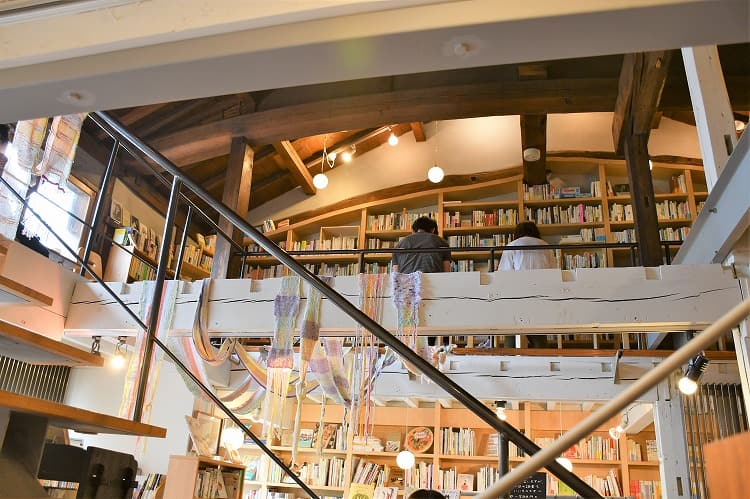 おすすめは２階の書棚の前