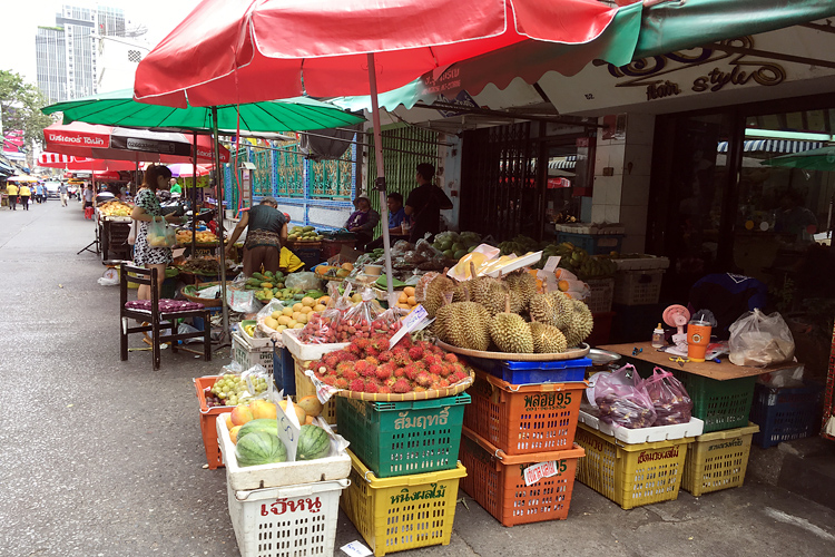 ガパオクンポーの周囲は小さな市場