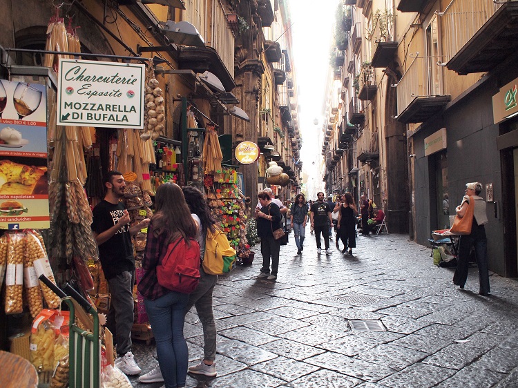 スパッカ・ナポリは常に人通りがありにぎやか