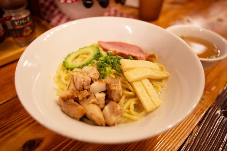 八重山スタイルなラーメン屋を味わう