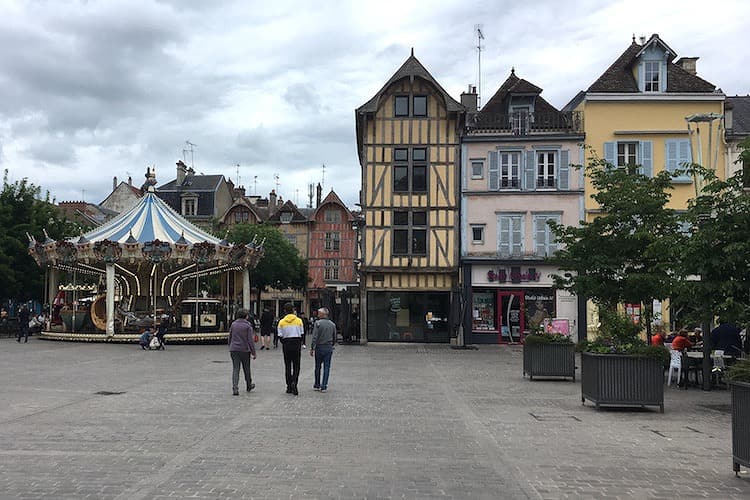 アレクサンドル・イスラエル広場(Place Alexandre Israël)