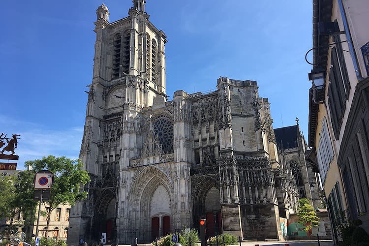 サン・ピエール・エ・サン・ポール大聖堂(Cathedrale St-Pierre et St-Paul)