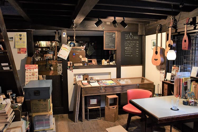 店内ではコーヒーなど喫茶メニューの提供