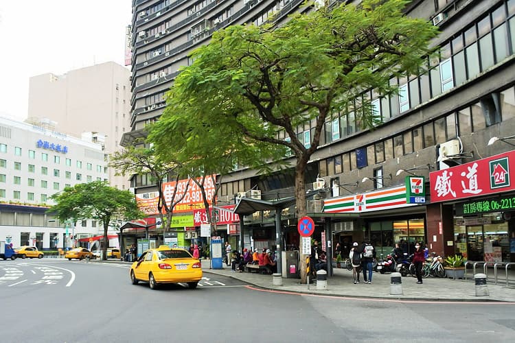台鉄台南駅から