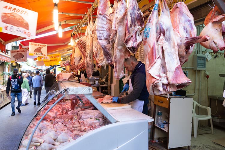 捌きたての食肉が並ぶ光景はかなりのインパクト！