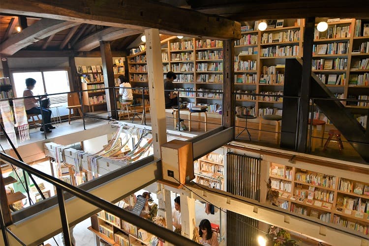店内各どこに座って読んでもOK