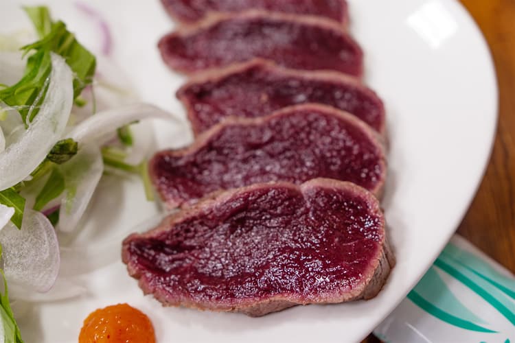 希少なヤクシカをタタキと焼きで食べ比べる