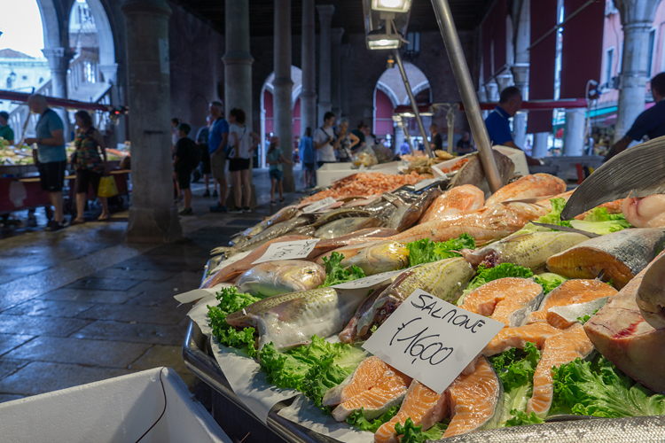 生鮮食品がならぶリアルト市場は、ベネチアの台所的な存在