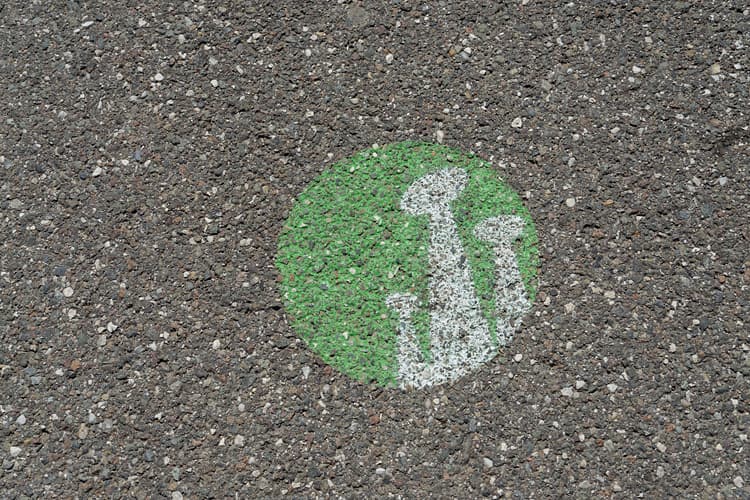 道路上にはレノンの土柱のイラストが描かれている