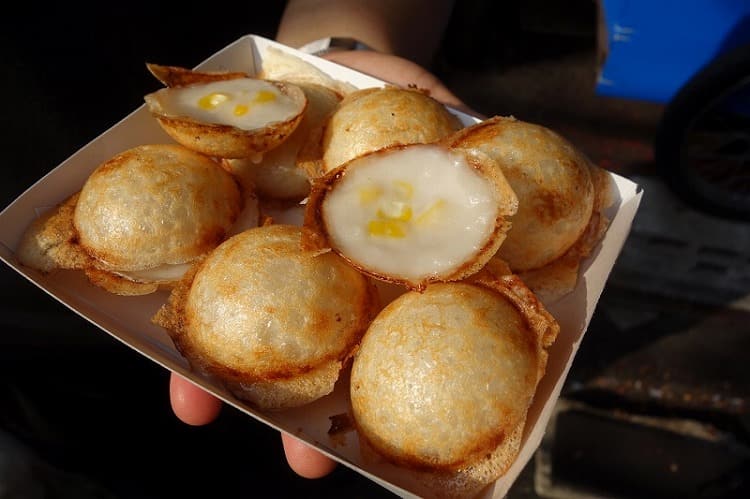 カノムクロック（たこ焼き器風の鉄板で焼く、タイのおやつ）