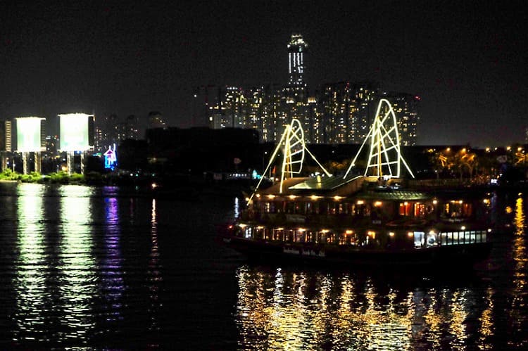 夜景と水面