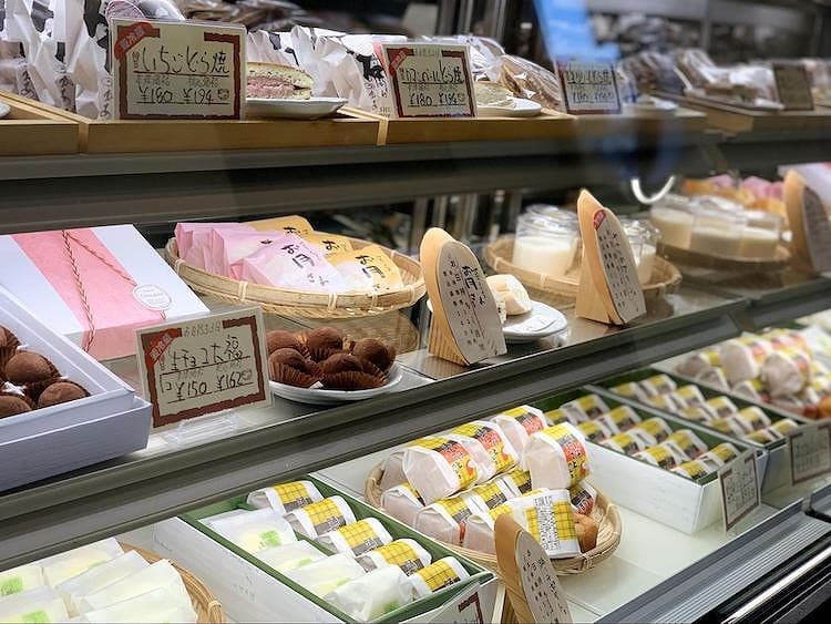 大福、だんご、あんみつなど定番の和菓子を取りそろえているお店