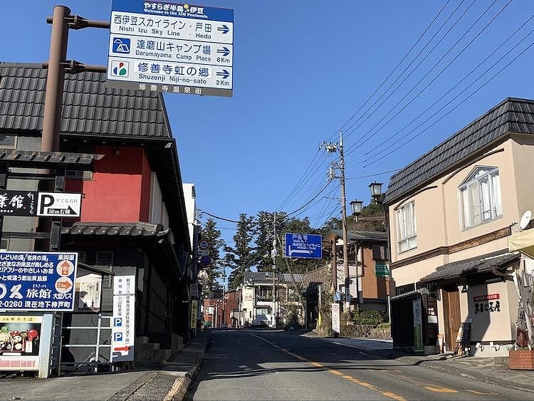 温泉街のあまご茶屋で右折