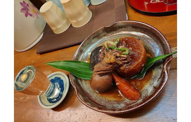 覇通福らーめん　煮込みと日本酒