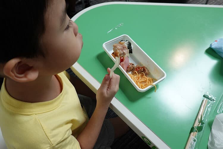 展示車両を眺めながら食べる