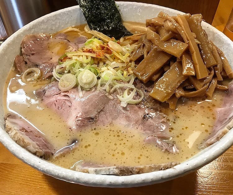 ノーマルの「ラーメン」（800円）と「塩ラーメン」（900円）も抜群にうまい