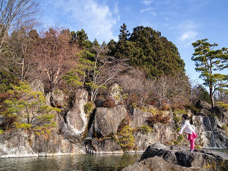 伏流水の滝でイワナとニジマスの釣りを体験