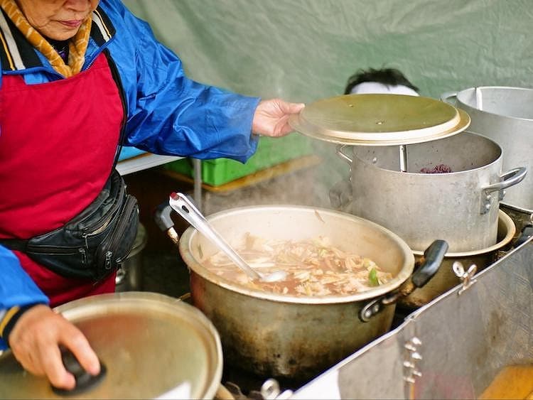 市場内は、あったかい汁物を出すお店が多い