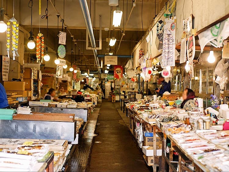 市場内の食材を使って“定食”を作ることができる「八戸市営魚菜小売市場」