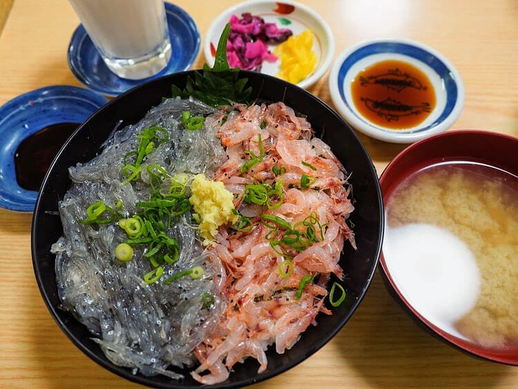 生しらす＋生桜えびという最強コンビの海鮮丼「するが丼」