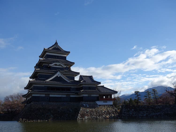 朝の松本城