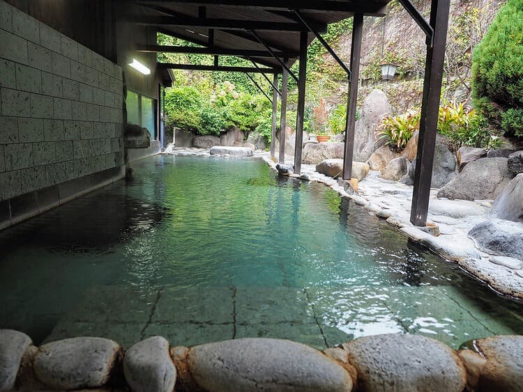 奥の浴室は広い露天風呂が特徴