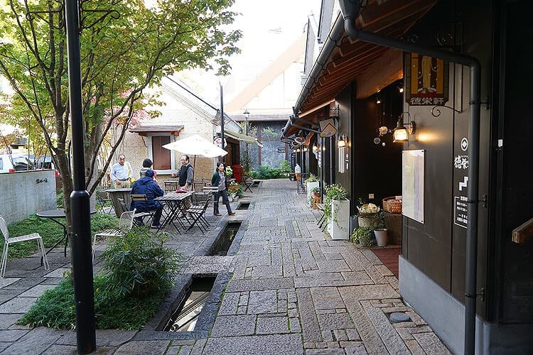 お土産屋さんや飲食店が軒を連ねる