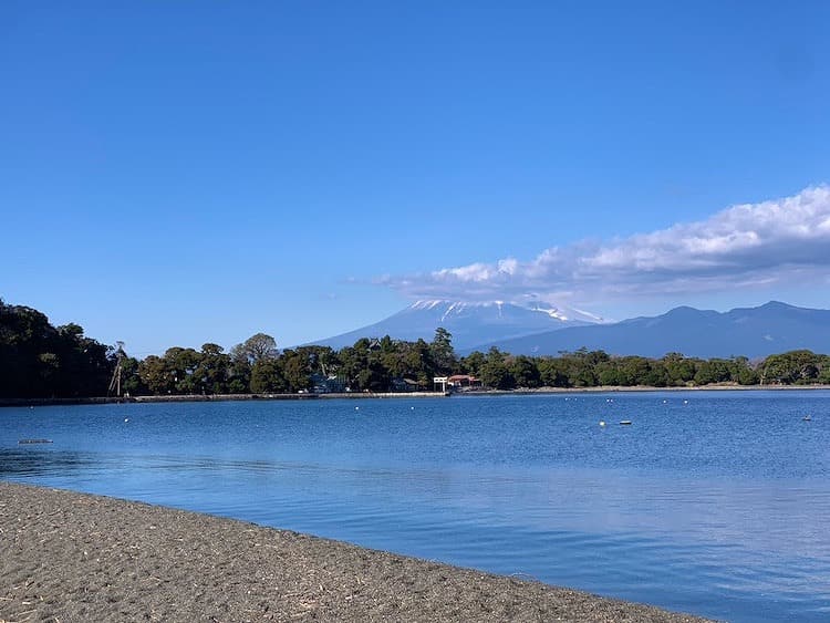 富士山のてっぺんに雲が