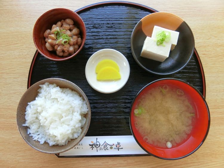  納豆かけごはん定食「神の食卓」